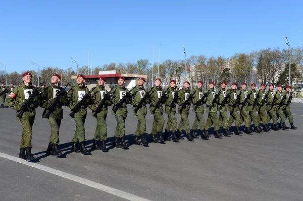 De soldaten van interne troepen van de Mia van Rusland zich voorbereiden op de parade op het Rode plein. — Stockfoto