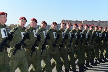 Rusya Mia'nın iç asker askerlerin Kızıl Meydan üzerinde geçit töreni için hazırlanıyorlar.