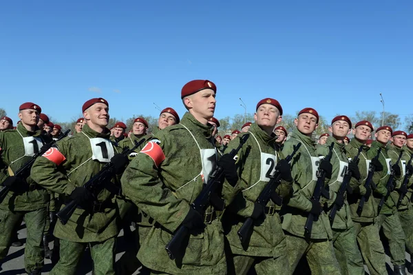 De soldaten van interne troepen van de Mia van Rusland zich voorbereiden op de parade op het Rode plein. — Stockfoto