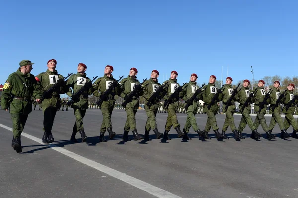 Vojáci z vnitřní jednotky Mia Ruska se připravují na přehlídka na Rudém náměstí. — Stock fotografie