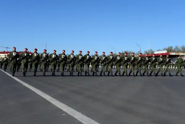 Os soldados das tropas internas do MIA da Rússia estão se preparando para desfilar na praça vermelha . — Fotografia de Stock