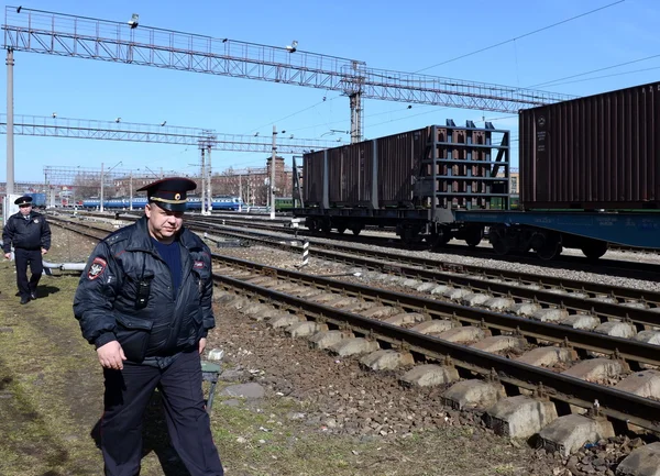 Patrulha policial na estação ferroviária de Paveletsky Moscou . — Fotografia de Stock