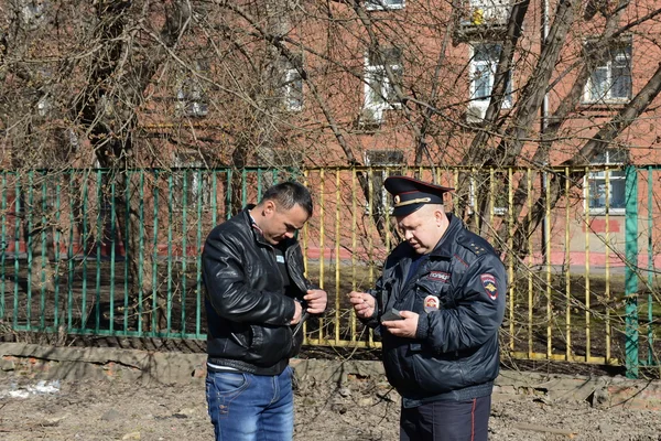 Os funcionários da polícia de transporte durante um RAID na estrada de ferro em Moscou verificam os documentos dos cidadãos . — Fotografia de Stock