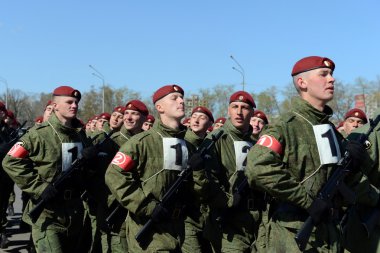 Rusya Mia'nın iç asker askerlerin Kızıl Meydan üzerinde geçit töreni için hazırlanıyorlar.