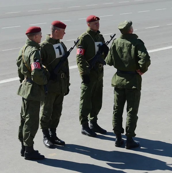 I soldati delle truppe interne del MIA della Russia si preparano a sfilare sulla piazza rossa . — Foto Stock