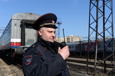 Polis Moskova-yolcu-Paveletskaya istasyonunda.