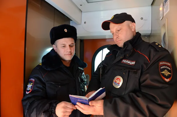 Employees of the transport police at the station Moscow-Paveletskaya — Stock Photo, Image