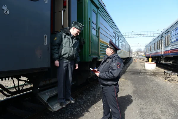 모스크바-Paveletskaya 역에서 교통 경찰 직원. — 스톡 사진