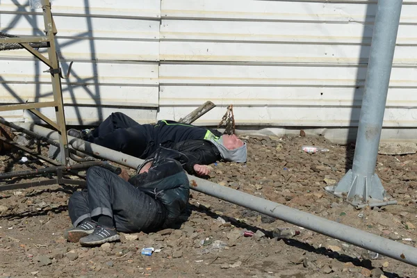 Opilé občany na železničním náspu na železnici do Moskvy — Stock fotografie