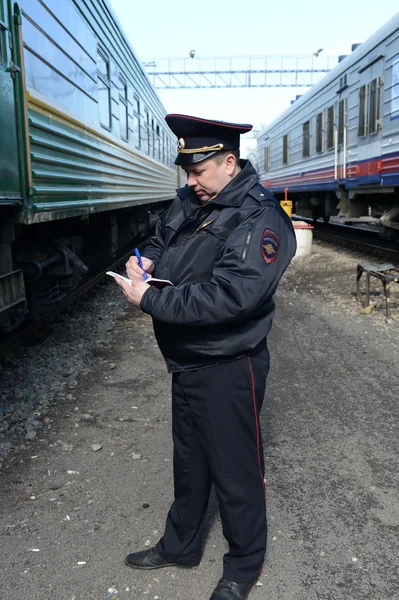 모스크바-Paveletskaya 역에서 교통 경찰 직원. — 스톡 사진