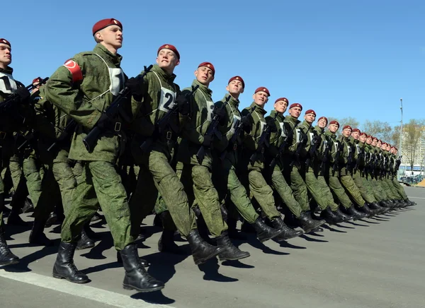 De soldaten van interne troepen van de Mia van Rusland zich voorbereiden op de parade op het Rode plein. — Stockfoto