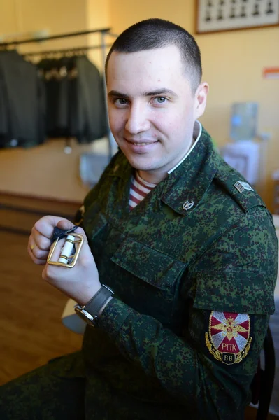 The serviceman of internal troops prepares the form for the parade — Stock Photo, Image