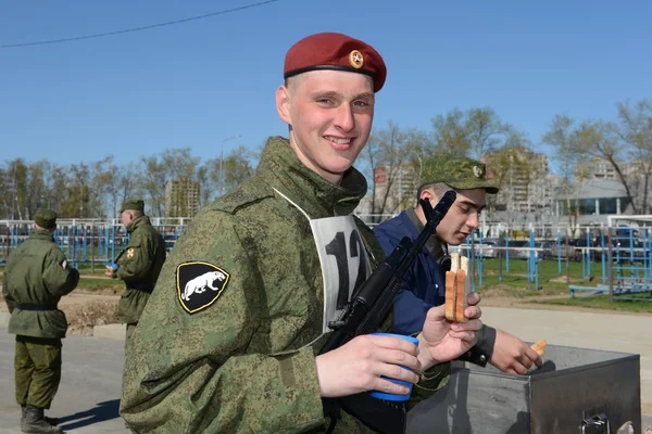 The soldiers of internal troops in the field kitchen. — Stock Photo, Image