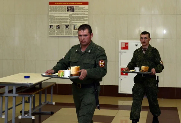 Soldados almorzan en comedores . —  Fotos de Stock