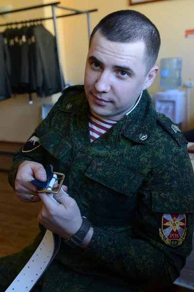 The serviceman of internal troops prepares the form for the parade — Stock Photo, Image