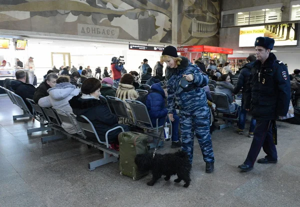 Poliser inspektera väntrummet Paveletsky station av kapital service hund. — Stockfoto