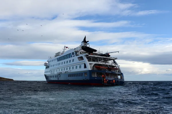 在智利的马格达莱娜岛上游客下船从游轮"通过 Australis". — 图库照片