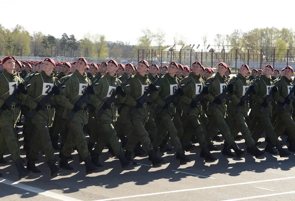 Військовослужбовців внутрішніх військ МВС Росії готуються на парад на Червоній площі. — стокове фото