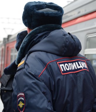 Polis bir demiryolu platformda Paveletsky Tren İstasyonu, Moskova.