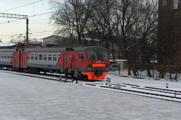 Treni pendolari per la stazione ferroviaria Paveletsky Mosca . — Foto Stock