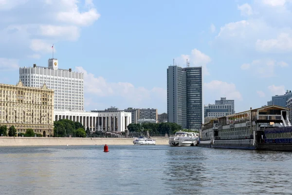 Das Haus der Regierung der Russischen Föderation und das Rathaus von Moskau. die Aussicht vom Moskauer Fluss. — Stockfoto