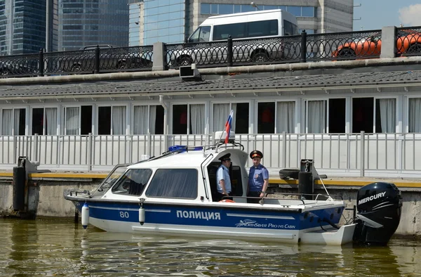 Vatten polis patrullbåt på floden Moskva. — Stockfoto