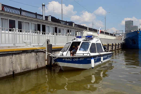 Water police patrol boat on the Moscow River. — Stock Photo, Image