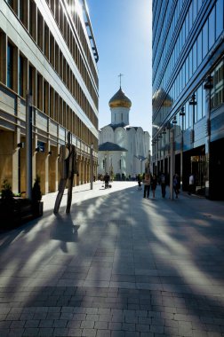 Moskova, Rusya - 28 Mayıs 2018: Moskova, Rusya 'nın merkezinde güzel St. Nicholas kilisesi bulunan modern White Square District