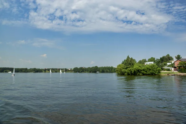 Dijkpunt Van Het Klyazmensky Reservoir Rivierwandeling Langs Het Moskouse Waterkanaal Stockfoto