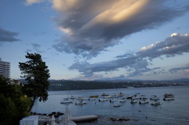 Rijeka, Hırvatistan - 11 Ağustos 2021: Adriyatik Denizi üzerinde tatil yeri. Akşamki deniz manzarası, körfezdeki tekne ve tekneler.