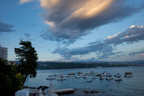 Rijeka Kroatië Augustus 2021 Resort Aan Adriatische Zee Uitzicht Avondkust Rechtenvrije Stockfoto's