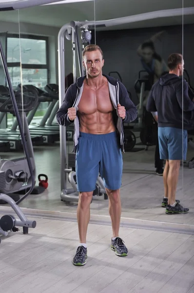 帅强大健壮的男人在健身房里摆姿势。与六包、 完美的腹部和胸部强健美. — 图库照片