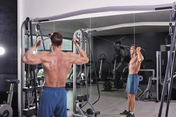 Beau et puissant homme athlétique faisant de l'exercice. bodybuilder fort avec abdos, dos et poitrine parfaits . — Photo