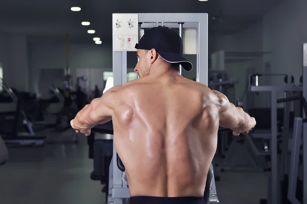 Hombre atlético poderoso guapo realizando ejercicio de espalda. Culturista fuerte con músculos perfectos . —  Fotos de Stock