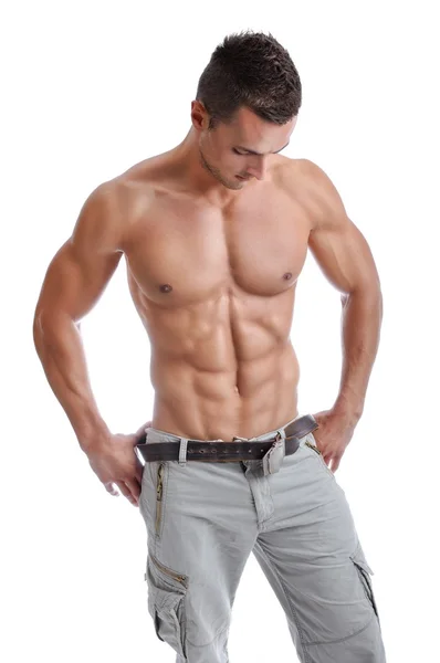 Портрет сильного мускулистого человека, позирующего на белом фоне — стоковое фото
