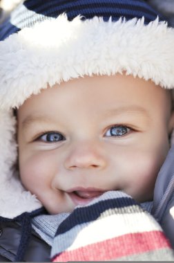 Tatlı küçük bebek çocuk giyen sıcak kış şapka gülümseyen portresi