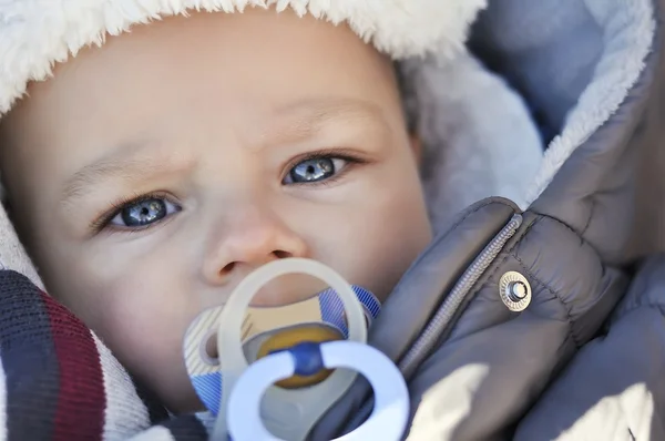 暖かい冬の帽子と服を身に着けているかわいい赤ちゃん男の子の肖像画. — ストック写真