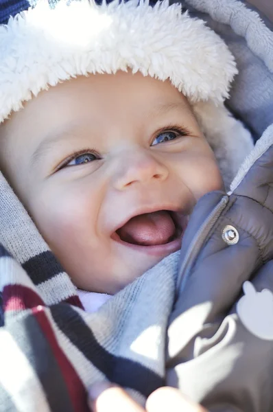 Roztomilý baby boy nosí teplé zimní klobouček se usmívám — Stock fotografie