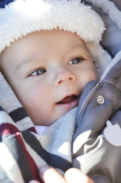 Retrato de sorrir pequeno menino bonito usando chapéu de inverno quente — Fotografia de Stock