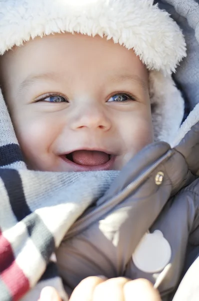 Retrato de sorrir pequeno menino bonito usando chapéu de inverno quente — Fotografia de Stock