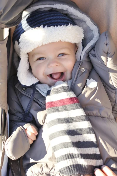 Retrato de sorrir pequeno menino bonito usando chapéu de inverno quente — Fotografia de Stock