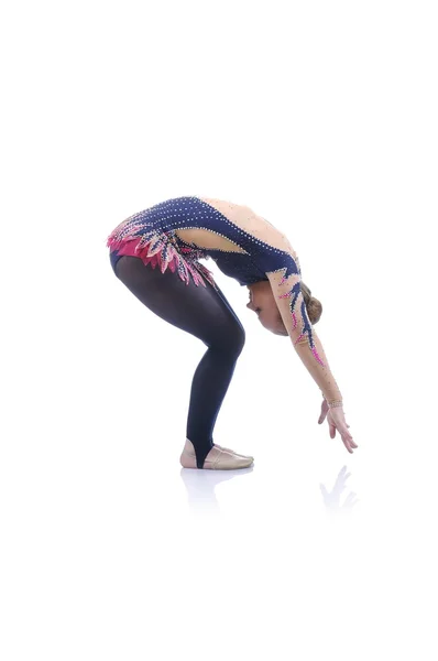 Vacker konstnärlig kvinnlig gymnast tränar, utför konst gymnastik element — Stockfoto