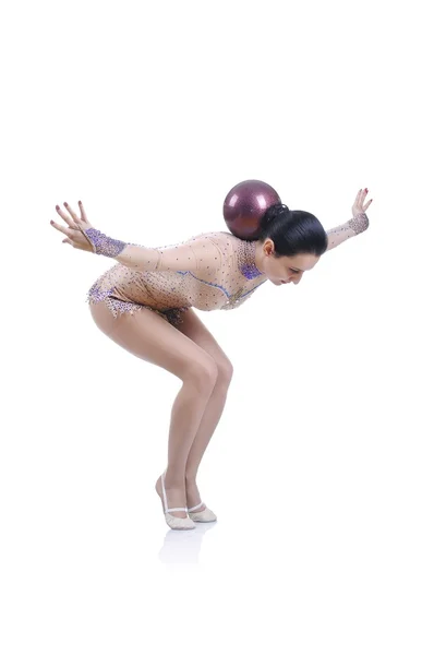 Vacker konstnärlig kvinnlig gymnast tränar, utför konst gymnastik element — Stockfoto