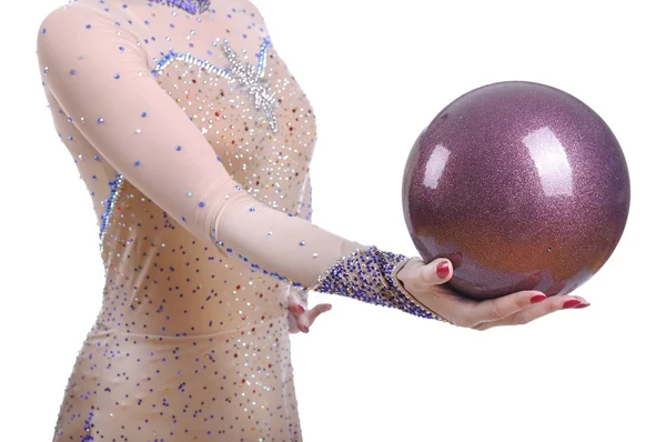 Blízko umělecké gymnastky ukazující jak držet míč — Stock fotografie