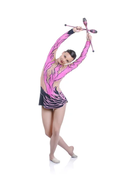 Hermosa gimnasta femenina artística haciendo ejercicio, ejecutando elemento de gimnasia artística — Foto de Stock