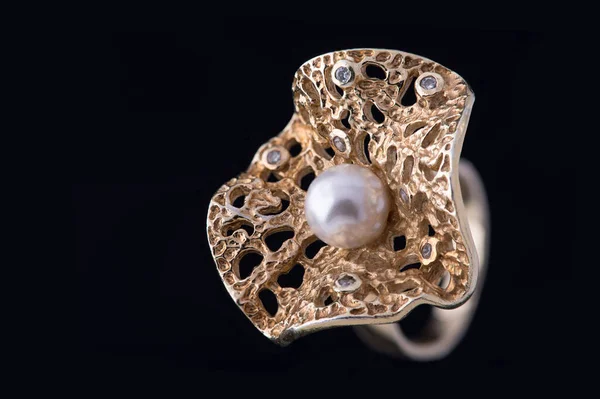 Piękny Luksusowy Złoty Pierścień Cyrkonem Perłą Odizolowane Kolorze Czarnym — Zdjęcie stockowe