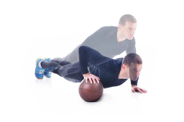 若いスポーツマンの運動とバスケットボールの上でプッシュアップを行う集中 白地だ スタジオ撮影 腕を一本 — ストック写真