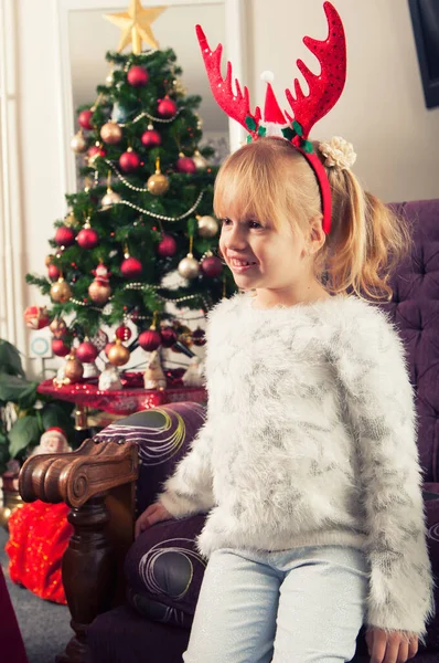 Bella Bambina Con Corna Piedi Accanto All Albero Natale Sorridente — Foto Stock