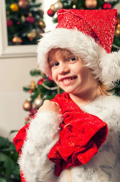 Menina Bonita Com Chapéu Papai Noel Saco Presente Lado Árvore — Fotografia de Stock