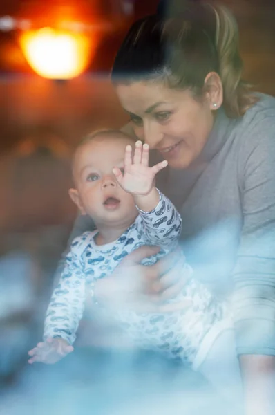 Feliz Madre Bebé Mirando Tirar Ventana Jugar Casa Caliente Día — Foto de Stock